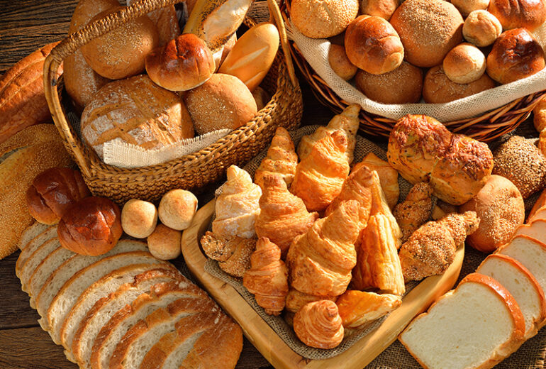 クロワッサンや食パン、カンパーニュなど多種類のパンが籠に盛られている様子｜焼きたての風味を急速冷凍で保持