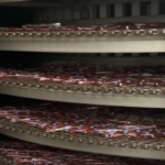 スティックゼリーがスパイラルフリーザーで冷却されている様子｜KOGASUN 3Dフリーザー導入事例