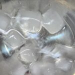 氷水で保存袋ごと食材を解凍する手順