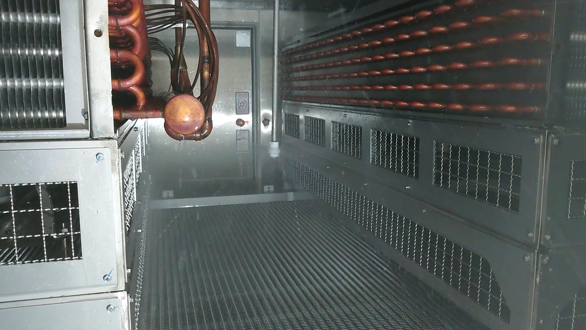 トンネル型フリーザーのCIP(定置洗浄)システムで庫内を洗浄している様子