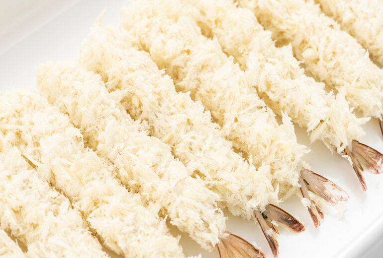 エビフライの衣付け工程｜冷凍食品製造・パン粉付け・業務用急速冷凍前処理