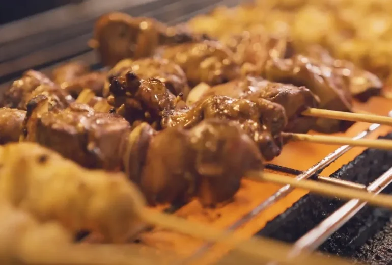 炭火で焼かれる焼き鳥｜職人の手で焼き上げる天喜の香ばしい串焼き