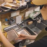 焼き鳥のたれ漬け作業をする職人｜KOGASUN 3Dフリーザー導入事例