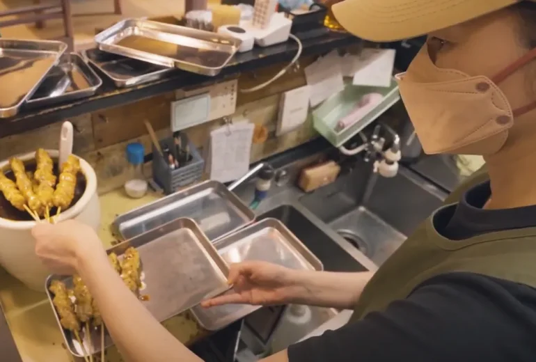 焼き鳥のたれ漬け作業をする職人｜KOGASUN 3Dフリーザー導入事例