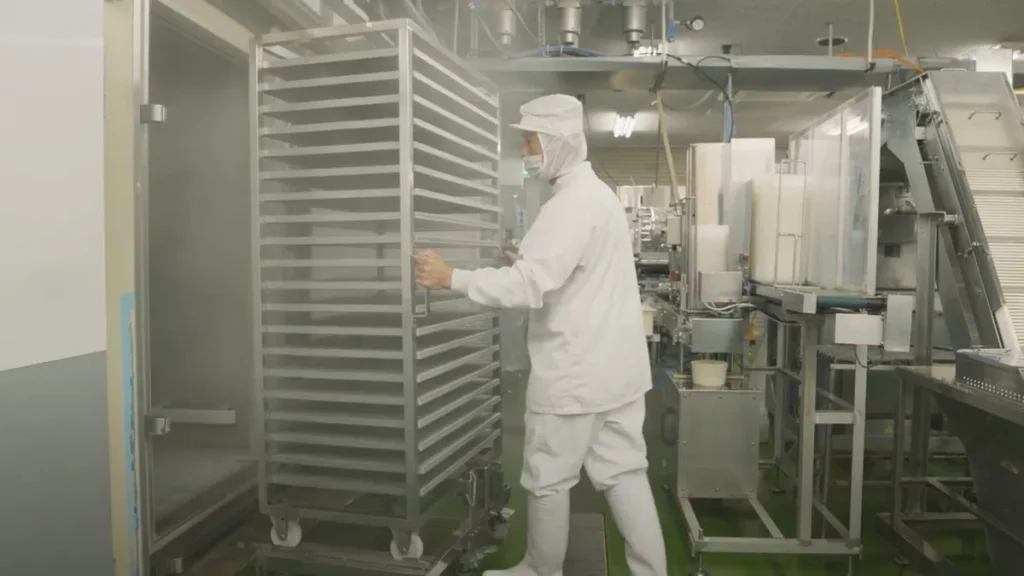 食材をラックに載せて3Dフリーザーに搬入する作業風景｜KOGASUN急速冷凍機ラックインタイプ導入事例