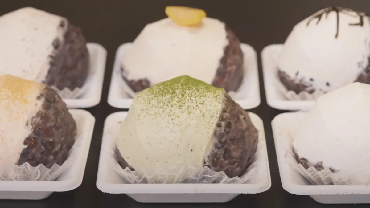 白いトレーに並んだ、クリームを挟んだおはぎスイーツ「はぎトッツォ」。抹茶などをまとった数種類の味
