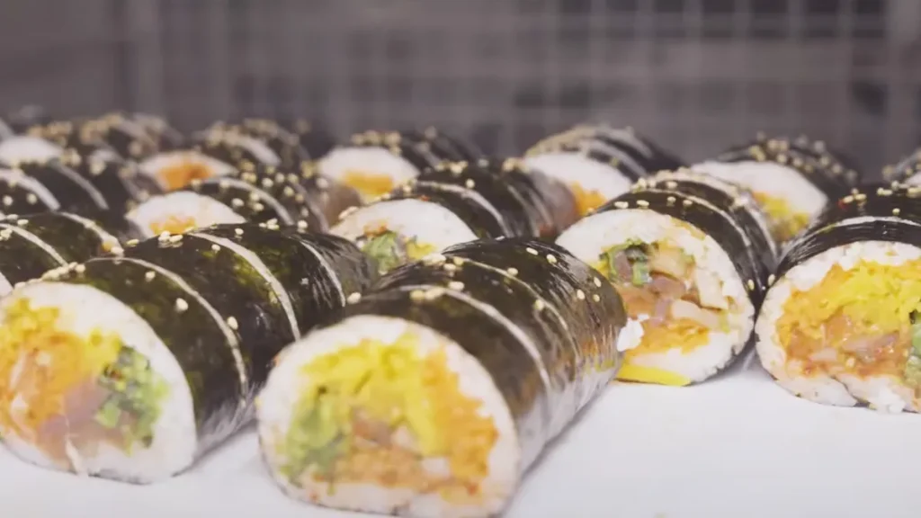 アゴラキッチン｜急速冷凍機でトレーに並ぶキンパの冷凍工程