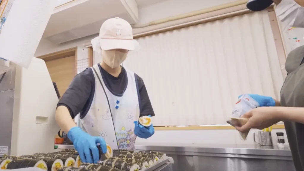 キンパを製造する様子