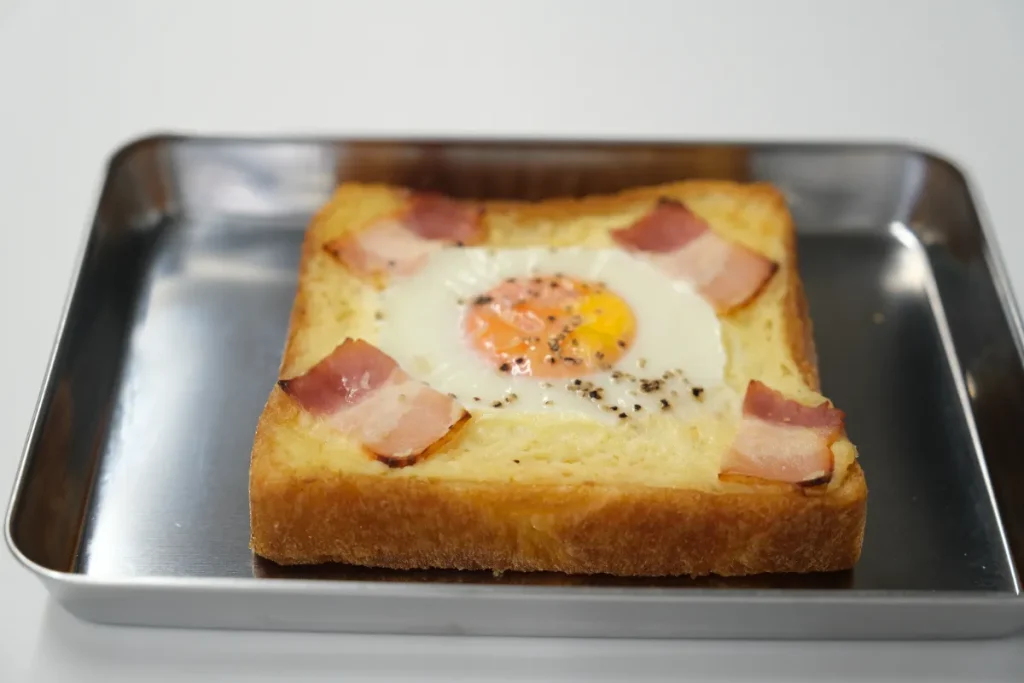 卵とベーコンを乗せた食パン|急速冷凍による焼き立て風の再現テスト