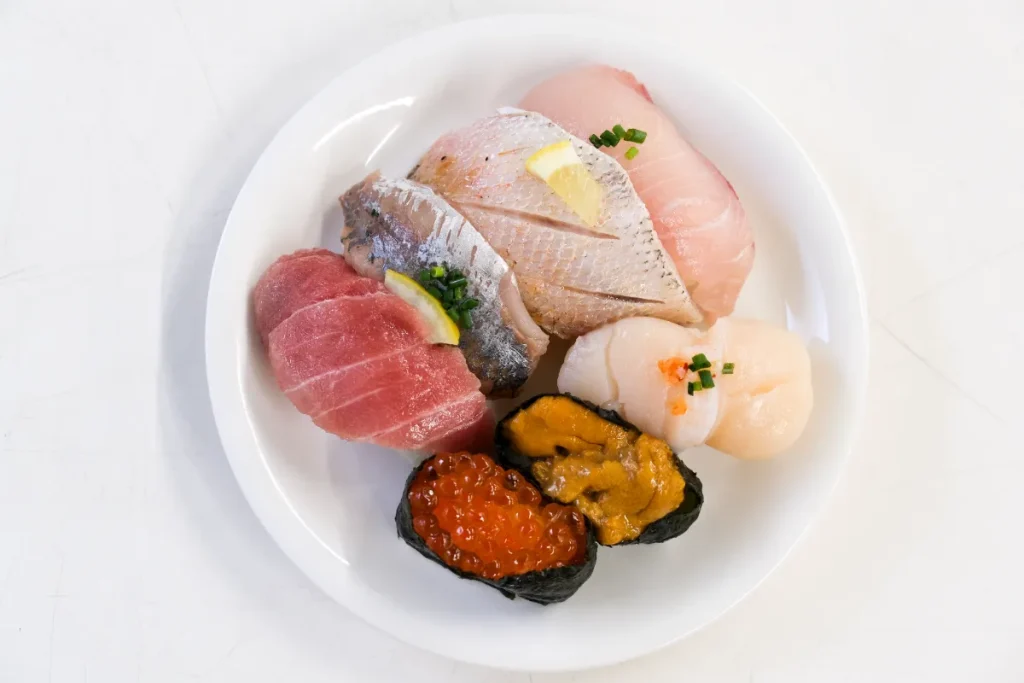 3Dフリーザーで急速冷凍後に解凍した寿司の盛り合わせ（色と艶の比較がわかる）