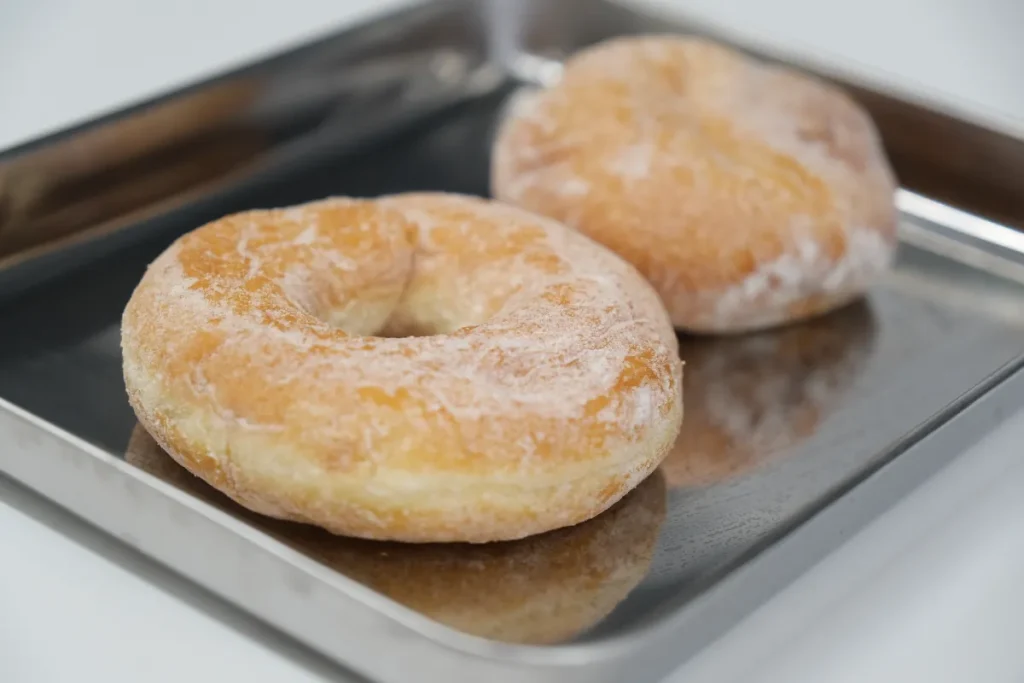 アルミトレーに並べられたドーナツ|急速冷凍品質比較テスト