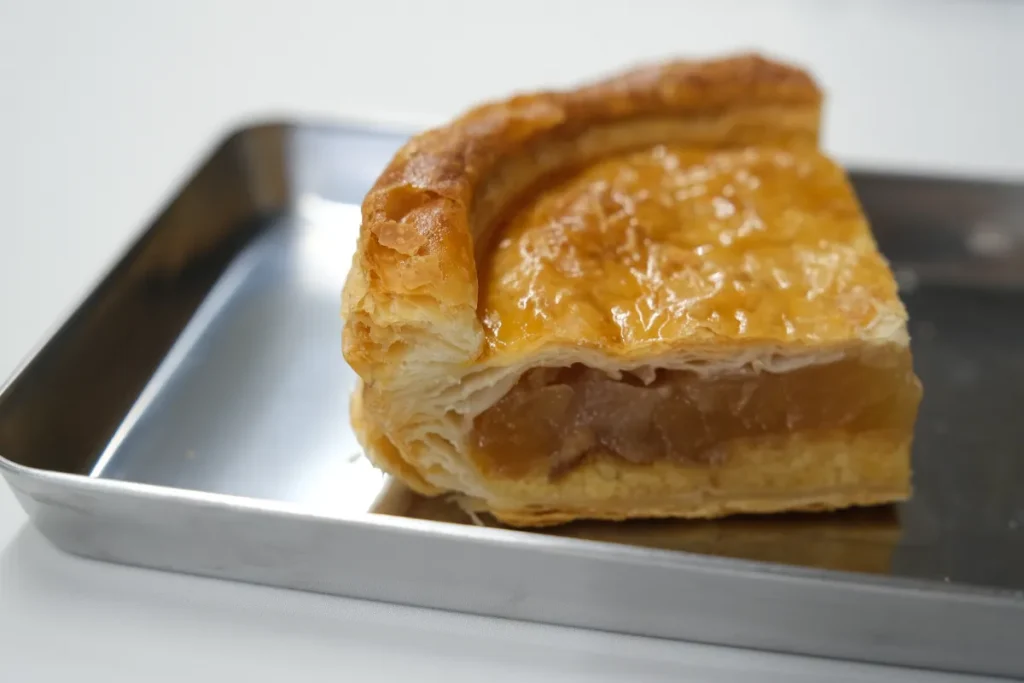 アップルパイの断面をアルミトレーにのせた写真|KOGASUN 急速冷凍品質比較