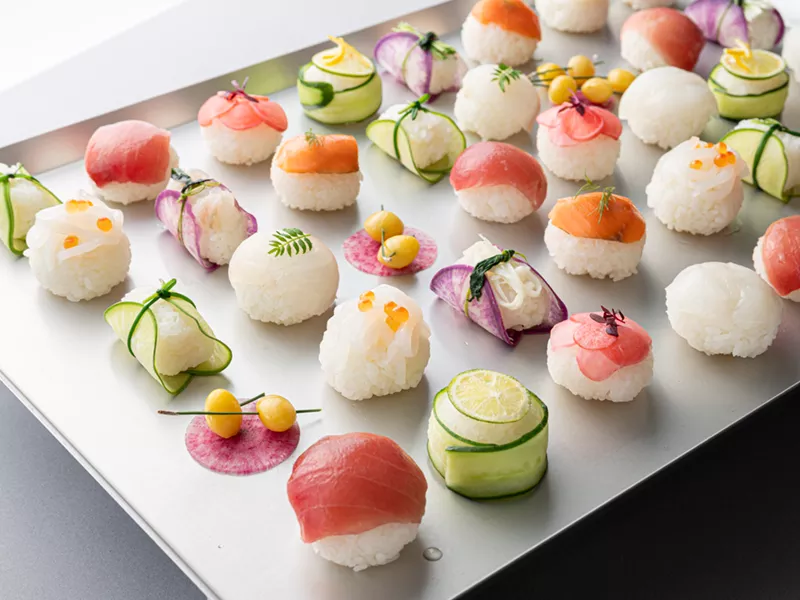 アルミトレー上で個包装された寿司を急速冷凍する様子（3D Freezer技術）