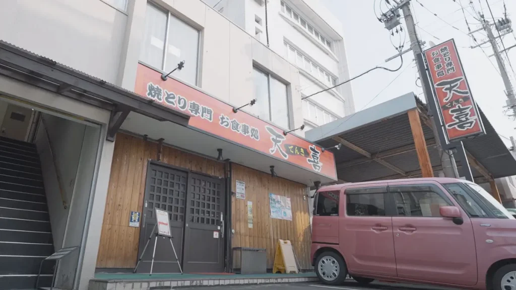 焼き鳥専門店天喜の外観|木目の壁と赤い看板が特徴の福岡市の人気居酒屋