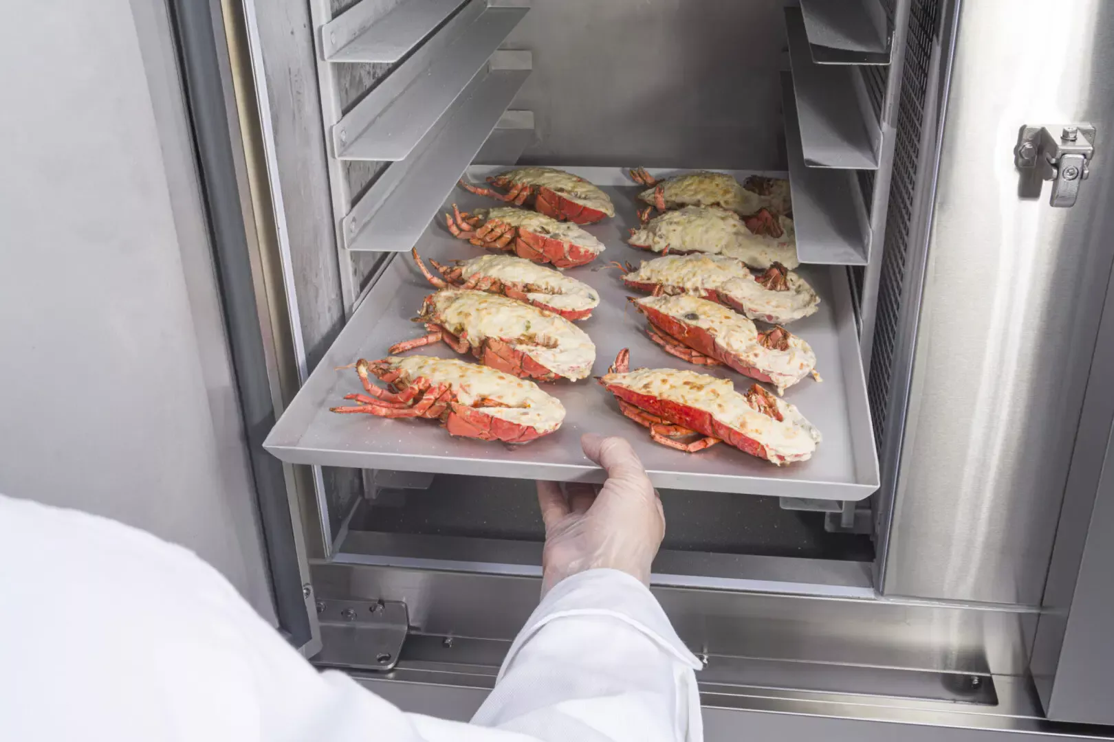 業務用ブラストチラーでグラタンを素早く冷却する作業の様子