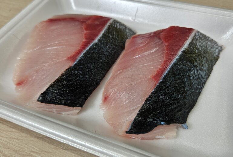 発泡トレーに並べられたブリの切り身二切れ｜鮮度の高い生魚の断面写真
