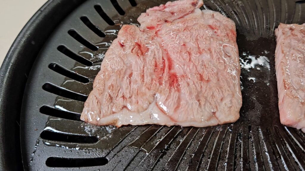 通常冷凍で保存した牛バラ肉の焼き上がり｜ドリップによる食感と色味の変化を比較