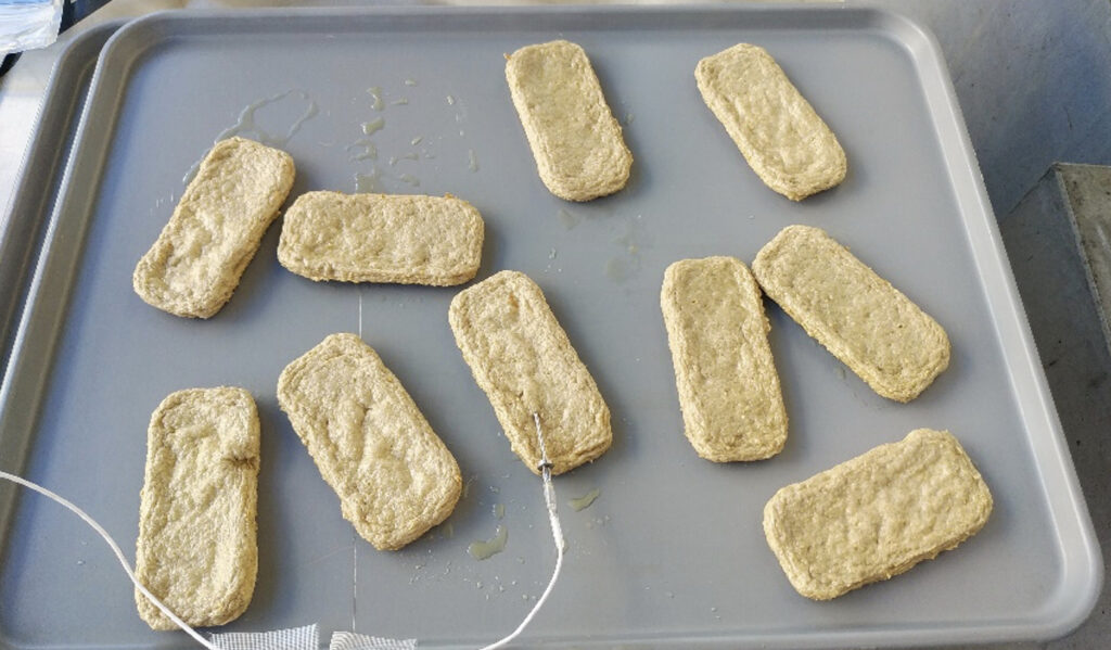 トレーに並べたられたじゃこ天（冷凍前）