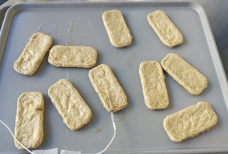 トレーに並べたられたじゃこ天（冷凍前）