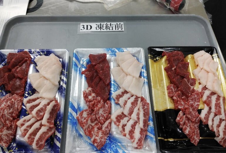 トレーの上に載せられた馬刺しのパック