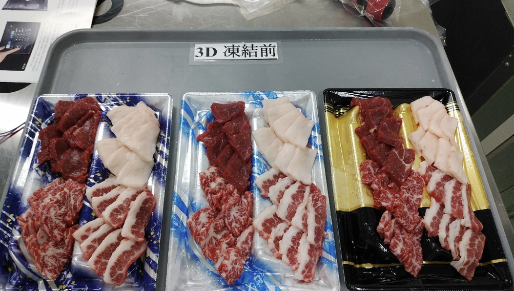 「3D凍結前」の札がある灰色のトレーに3つの容器を置き、赤身・白い脂身・霜降り状の馬刺しスライスを部位ごとに並べたサンプル