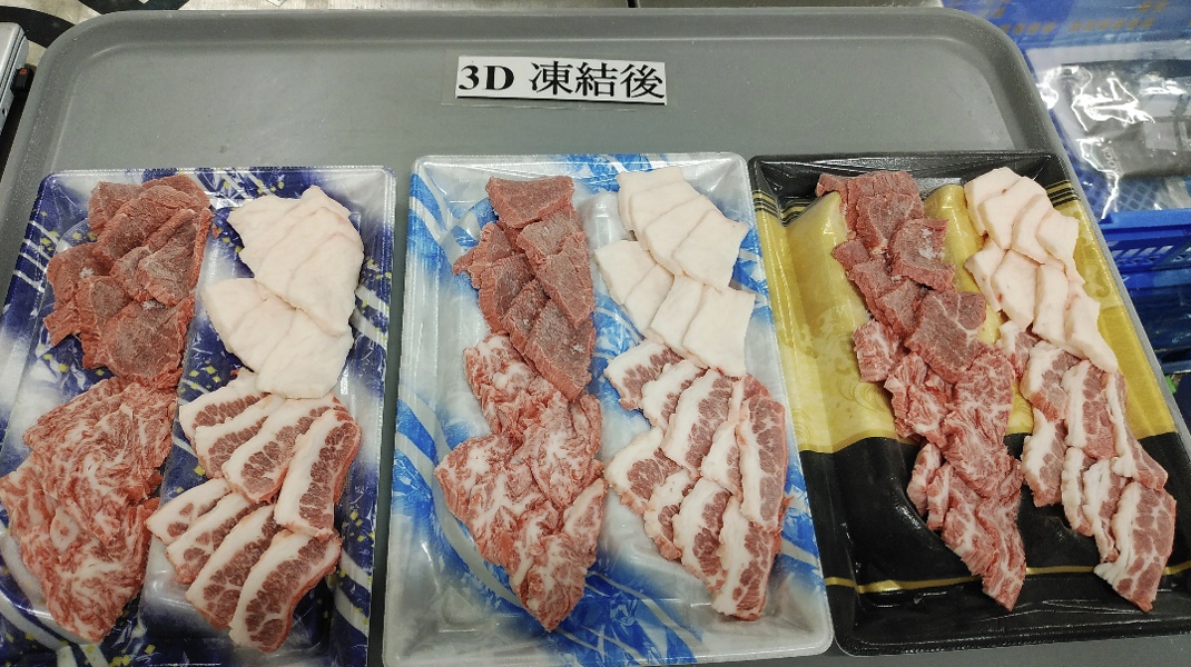 「3D凍結後」の札がある灰色のトレーに3つの容器を置き、表面に白い霜が見える赤身・脂身・霜降り状の馬刺しスライスを並べた状態