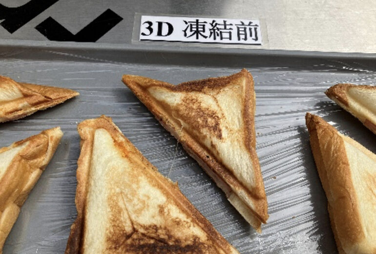 トレーの上に乗せられた出来上がりのホットサンド