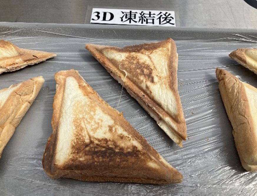 トレーの上に乗せられた出来上がりのホットサンドが急速冷凍された様子