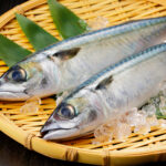 新鮮な鯖を竹ざるに並べた写真｜冷凍でアニサキス対策を行う前の生魚