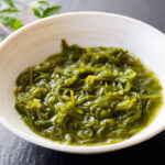 新鮮なめかぶを器に盛り付けた写真｜粘りと香りが特徴の海藻食品