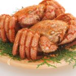 竹ざるに盛り付けられた新鮮な毛ガニ｜北海道産の高級海産物