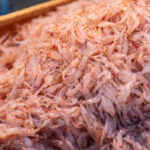 木箱に盛られた新鮮な桜エビ｜春の海の幸を急速冷凍で美味しく保存
