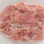 生の鶏もも肉を皿に並べた写真｜冷凍保存・下処理・鮮度保持のイメージ