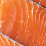 鮭の切り身に寄生しているアニサキス｜冷凍で防ぐ食中毒対策の実例