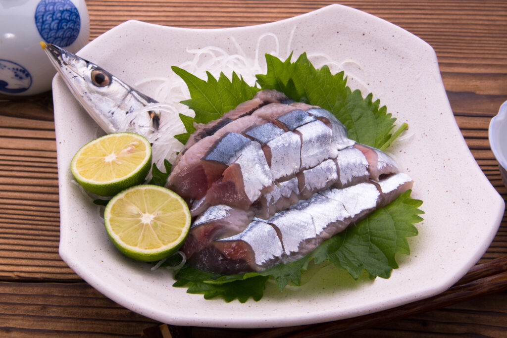 新鮮なさんまの刺身｜大葉とすだちを添えた秋の味覚の一皿