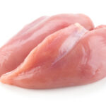 生の鶏むね肉フィレ2枚を白背景に並べた高画質写真 新鮮でヘルシーな食材イメージ