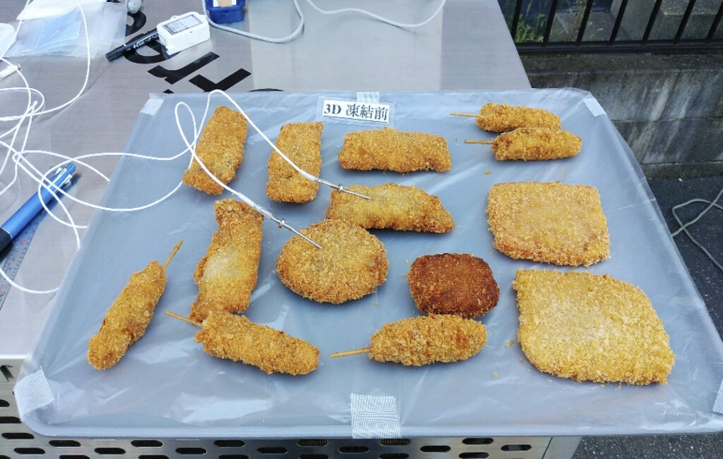 トレーに並べられた様々な揚げ物（冷凍前）