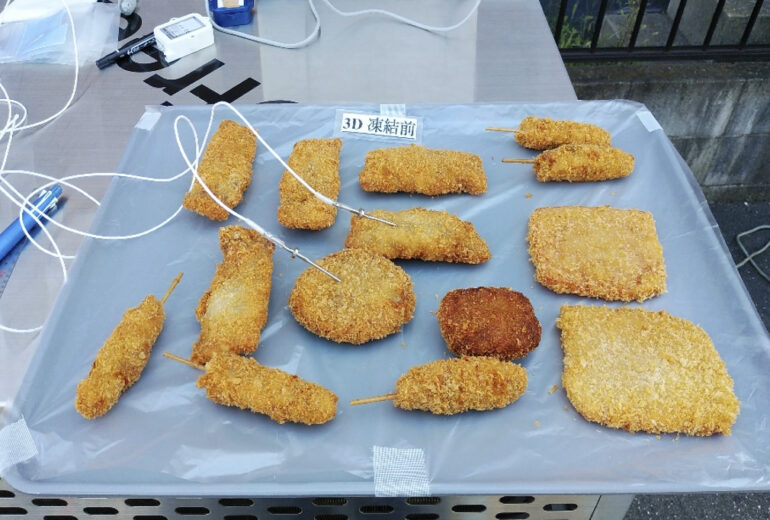 トレーに並べられた様々な揚げ物（冷凍前）
