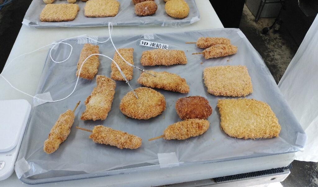 トレーに並べられた様々な揚げ物（冷凍後）