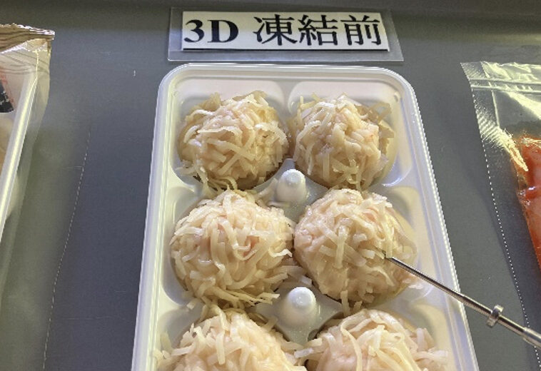 トレーに敷き詰められたいかしゅうまい（冷凍前）