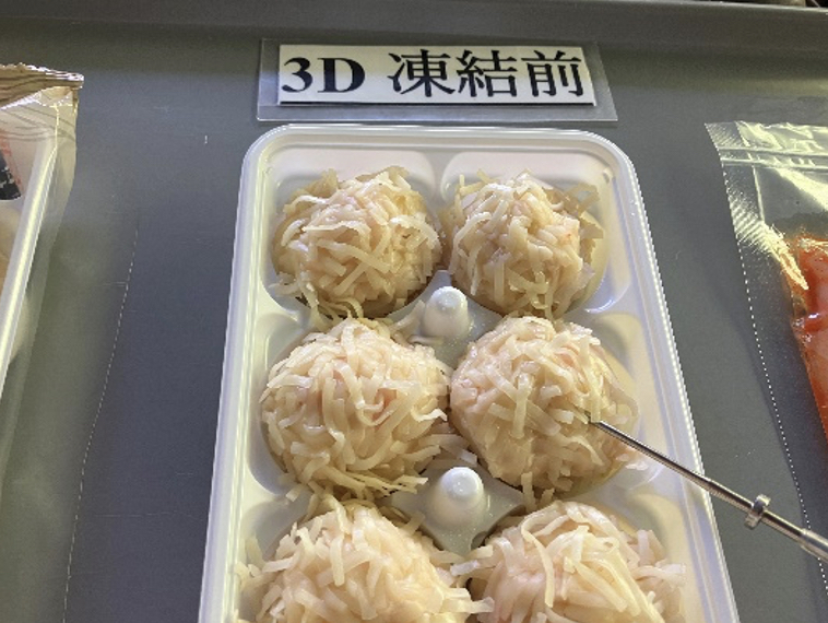 トレーに敷き詰められたいかしゅうまい（冷凍前）