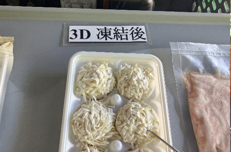 トレーに敷き詰められたいかしゅうまい（冷凍後）