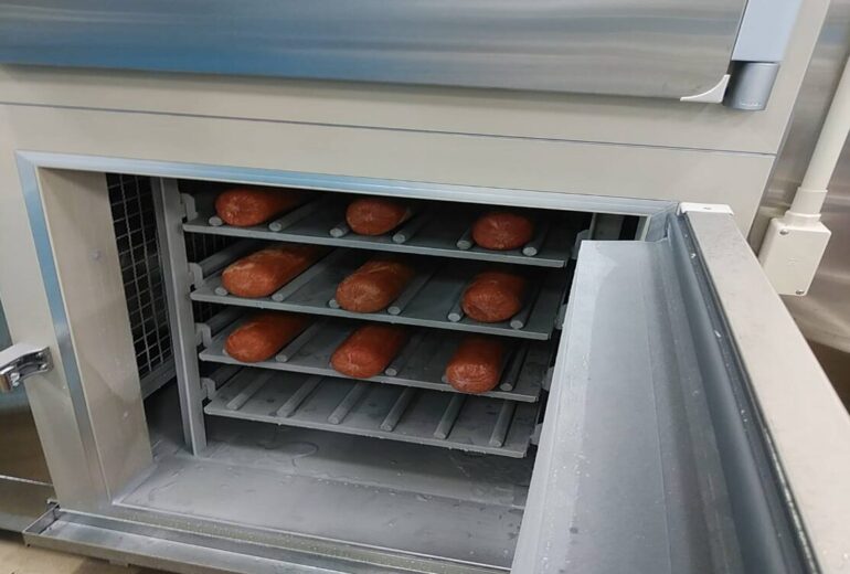 3Dフリーザー オーダーメイドモデルでハムをテンパリングする様子｜均一解凍で食感と風味を保持