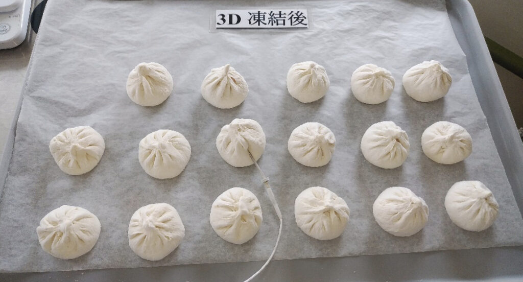 トレーに並べられた急速冷凍された小籠包