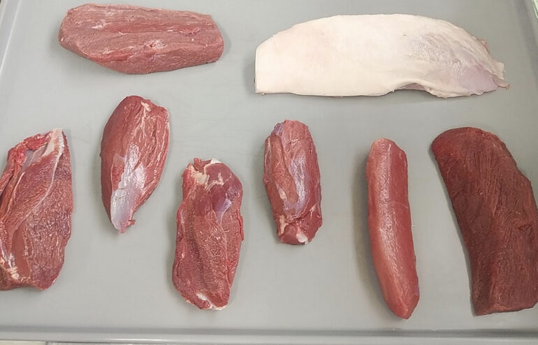 トレーに並べられたジビエ（鹿・猪）