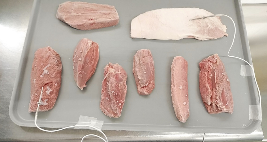 トレーに並べられた急速冷凍されたジビエ(鹿・猪)