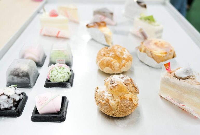 和洋スイーツの詰め合わせ｜冷凍スイーツ・生菓子・シュークリーム・ケーキ・和菓子の冷凍保存イメージ