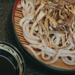 揚げごぼうをトッピングしたざるうどん|香ばしさとコシを楽しめる冷たい麺料理