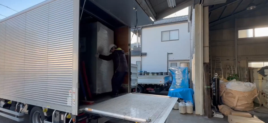 荷積みされた急速冷凍機をおろしている様子