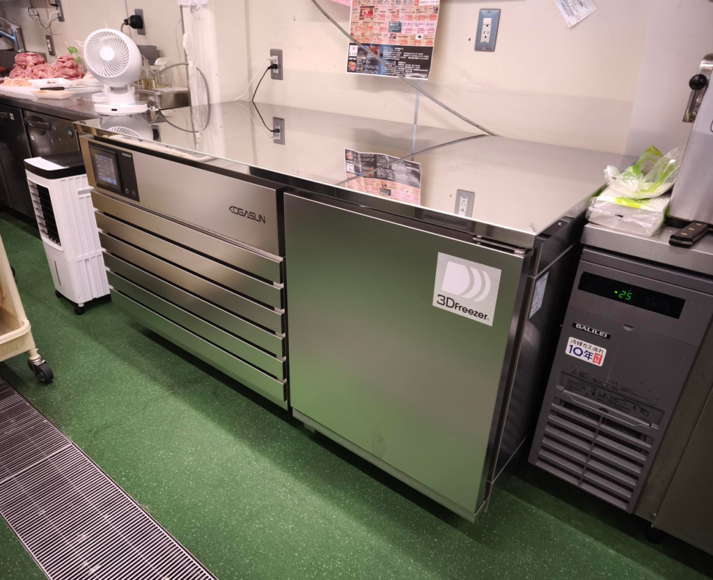 店舗に設置された小型の急速冷凍機